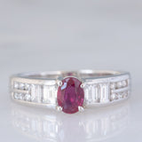 Anello a fascia vintage in platino con rubino (0.60ct) e diamanti (0.60ctw), anni ‘80