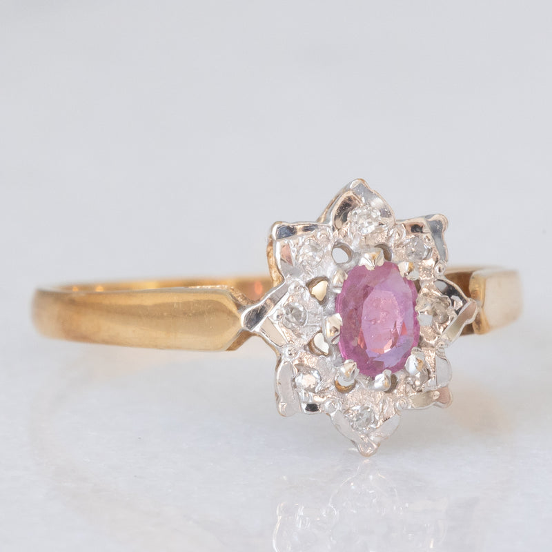 Anello a margherita vintage in oro giallo e bianco 9K con rubino (0.12ct ca.) e diamanti (0.04ctw ca.), anno 1988