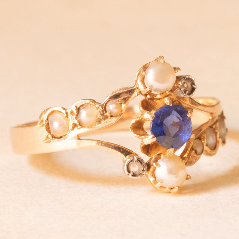 Anello Art Nouveau francese in oro giallo 18K con iolite (0.20ct ca.), diamanti di taglio rosetta e perline bianche, anni ‘10/‘20