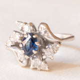 Vintage 18K white gold flower ring with sapphire (0.50ct approx.) and diamonds (0.24ctw approx.), 80s