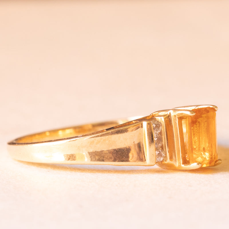 Anello a fascia vintage in oro giallo 10K con quarzo citrino (0.45ct ca.) e diamanti di taglio brillante (0.06ctw ca.), anni ‘70