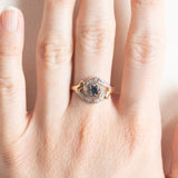 Art-Déco-Tourbillion-Ring aus 18-karätigem Gelb- und Weißgold mit Saphir (ca. 0.15 ct) und Diamanten im Rosettenschliff, 30er Jahre