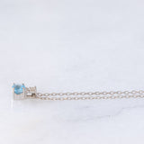 Collana vintage in oro bianco 10K con punto luce con spinello azzurro e diamante, anni ‘90/anni ‘2000