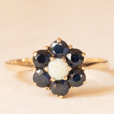 Bague fleur vintage en or jaune 9 carats avec saphirs (environ 0.80 ct) et opale (environ 0.15 ct), années 80