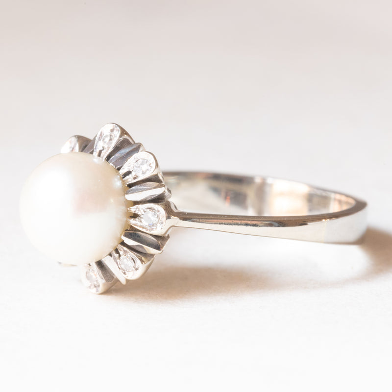 Anello a margherita in oro bianco 18K con perla bianca e diamanti (0.08ctw ca.), anni ‘50/‘60