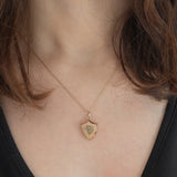 Ciondolo portafoto antico a forma di scudo in oro giallo 9K con perline bianche, primi del ‘900