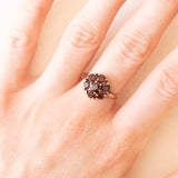 Vintage-Gänseblümchen-Ring aus 9-karätigem Gelbgold mit Granaten (ca. 1 Karat), 50er Jahre