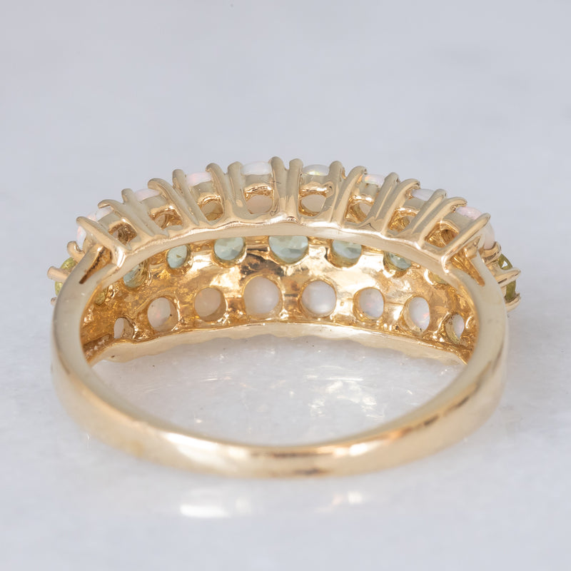 Tripla veretta in oro giallo 14K con peridoti verdi (1ctw ca.) e opali (0.80ctw ca.), anni ‘80