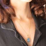 Collana vintage con catenina in oro giallo 9K e con ciondolo in oro giallo 9K con topazi azzurri (6ctw ca.), anni ‘2000