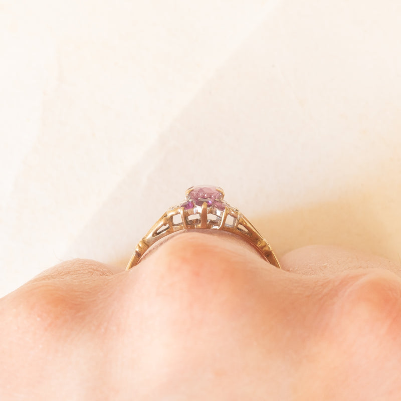 Anello a fiore vintage in oro giallo e bianco 9K con zaffiri rosa sintetici (0.80ctw ca.) e diamanti, anno 1981