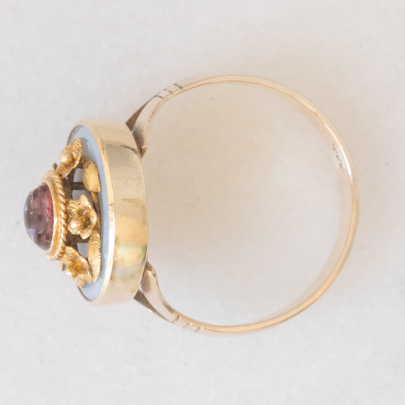 Anello antico in oro giallo 8K con calcedonio azzurro e tormalina rosa, primi del ‘900