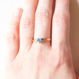 Vintage-Ring aus 9-karätigem Gelbgold mit synthetischem blauen Spinell im Herzschliff (ca. 0.50 ct) und Diamanten (ca. 0.03 ctw), 80er/90er Jahre