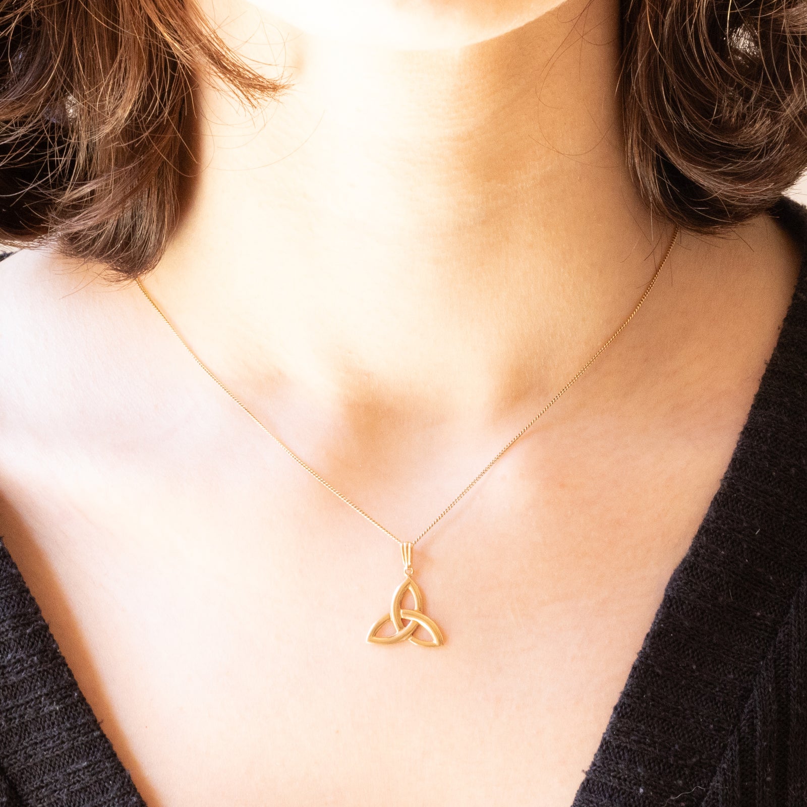 Collana con ciondolo a croce in oro giallo 9 carati con citrino Collana con ciondolo a croce in oro giallo 9 carati con citrino
