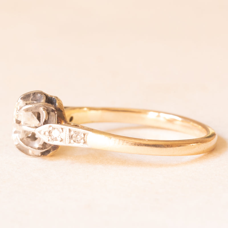 Solitario antico in oro giallo 14K e argento con diamante centrale di taglio brillante (0.55ct ca.) e diamanti laterali di taglio rosetta, anni ‘10/‘20
