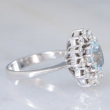 Anello a margherita in oro bianco 18K con acquamarina (1.10ct ca.) e diamanti di taglio brillante (1ctw ca.), anni ‘70