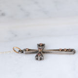 Halskette mit Kette aus 18-karätigem Gelbgold und kreuzförmigem Anhänger aus 18-karätigem Gelbgold und Silber mit Rubinen und Diamanten im Rosenschliff, frühes 900. Jahrhundert