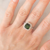 Anello a margherita vintage in oro bianco 18K con tormalina verde (2.80ct) e diamanti (0.40ctw), anni ‘2000