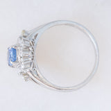Anello margherita vintage in platino con zaffiro (0.75ct) e diamanti (0.31ctw), anni ‘80