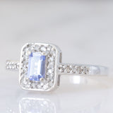 Anello a margherita in oro bianco 9K con tanzanite (0.30ct ca.) e diamanti (0.15ctw ca.), anni ‘90