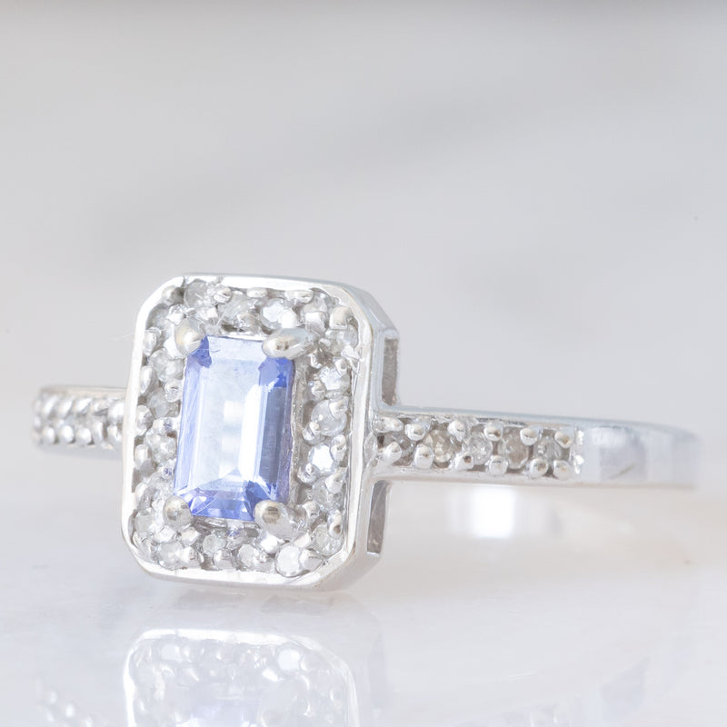 Anello a margherita in oro bianco 9K con tanzanite (0.30ct ca.) e diamanti (0.15ctw ca.), anni ‘90