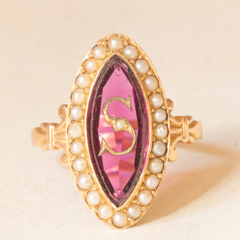 Anello a navette antico in oro giallo 18K con pasta di vetro rosa, perline bianche e con “S” di “Souvenir”, primi del ‘900