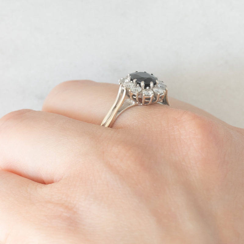 Anello a margherita vintage in oro bianco 18K con zaffiro (1ct ca.) e diamanti di taglio brillante (0.60ctw ca.), anni ‘70