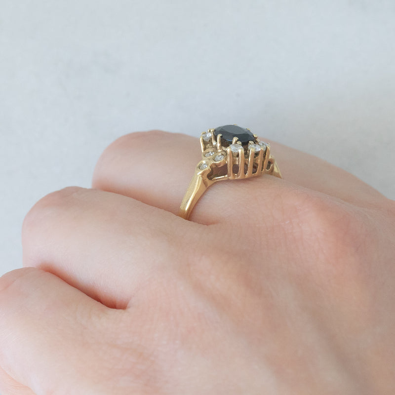 Anello a margherita vintage in oro giallo 14K con zaffiro (0.70ct ca.) e diamanti (0.20ctw ca.), anni ‘80