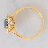 Anello a margherita navette in oro giallo 18K con zaffiro (1ct ca.) e diamanti di taglio brillante (0.75ctw ca.), anni ‘60/‘70