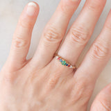 Veretta vintage in oro giallo 9K con smeraldo (0.10ct ca.), rubini (0.10ctw ca.), zaffiri (0.10ctw ca.) e zirconi bianchi