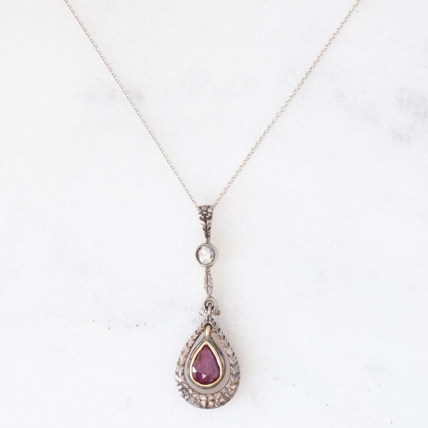 Collier vintage in stile antico con catenina in oro bianco 18K e con ciondolo in oro giallo 18K e argento con rubino (0.60ct ca.) e diamante di taglio rosetta (0.10ct ca.), anni ‘50/‘60