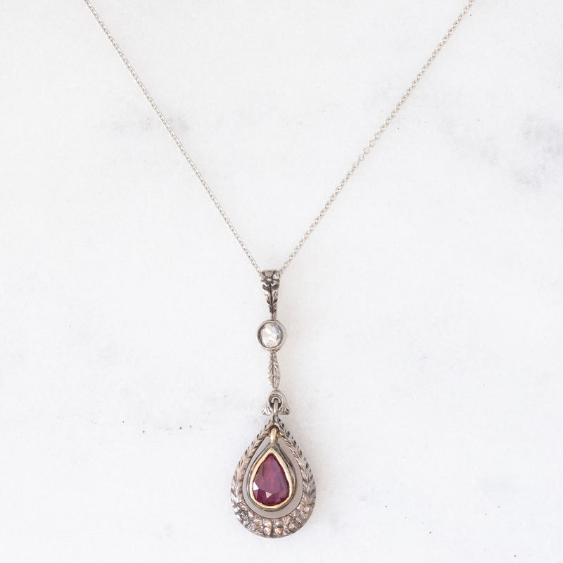 Collier vintage in stile antico con catenina in oro bianco 18K e con ciondolo in oro giallo 18K e argento con rubino (0.60ct ca.) e diamante di taglio rosetta (0.10ct ca.), anni ‘50/‘60
