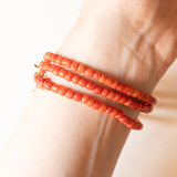Vintage dreisträngiges Armband aus orangefarbenen Korallenperlen mit Verschluss aus 14 Karat Gelbgold und orangefarbener Koralle, 60er Jahre