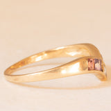 Anello vintage a “V” in oro giallo 9K con tormaline rosse, ametiste e acquamarina, anno 1990