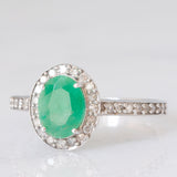 Anello a margherita moderno in oro bianco 9K con smeraldo (1ctw ca.) e diamanti (0.36ctw ca.)