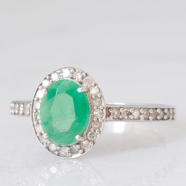 Anello a margherita moderno in oro bianco 9K con smeraldo (1ctw ca.) e diamanti (0.36ctw ca.)