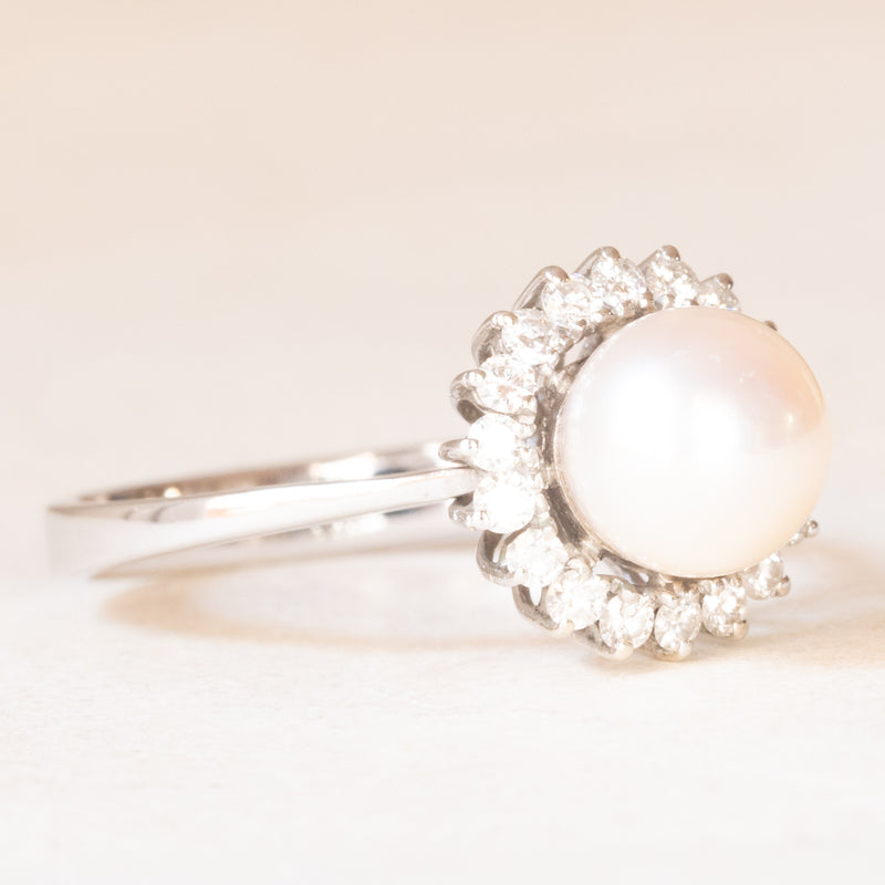 Anello a margherita vintage in oro bianco 14K con perla bianca e diamanti di taglio brillante (0.30ctw ca.), anni ‘50/‘60