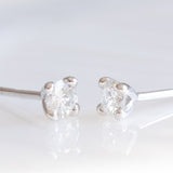 Orecchini punto luce in oro bianco 18K con diamanti di taglio brillante (0.44ctw ca.)