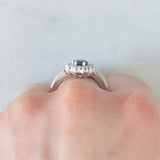 Anello a margherita vintage in oro bianco 14K con zaffiro (1.15ct ca.) e diamanti di taglio brillante (0.48ctw ca.), anni ‘80