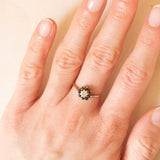 Anello a fiore vintage in oro giallo 9K con zaffiri (0.40ctw ca.) e diamante, anno 1992