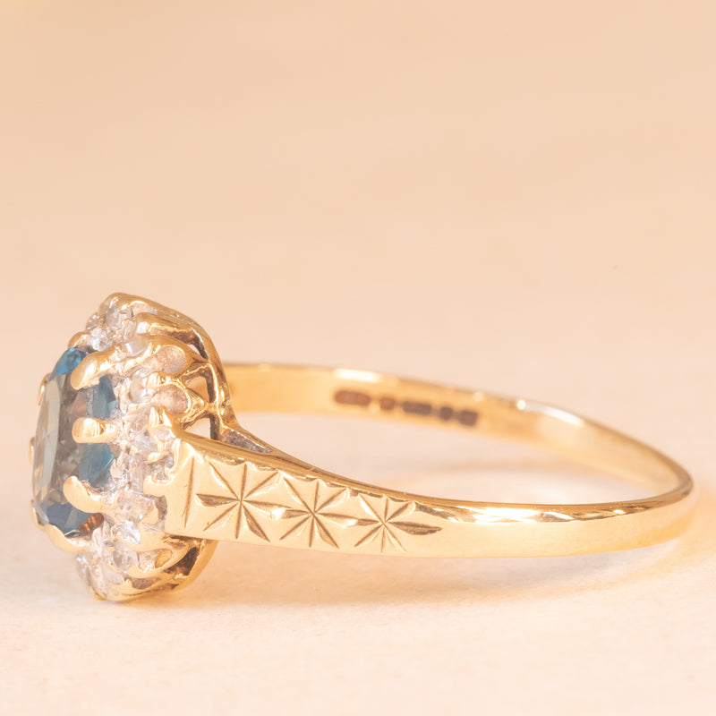Anello a margherita vintage in oro giallo e bianco 9K con topazio azzurro (0.50ct ca.) e diamanti (0.08ctw ca.)