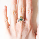 Fliegenring aus einer antiken Brosche aus 18 Karat Gelbgold und Silber mit Smaragden und Diamanten im Rosettenschliff