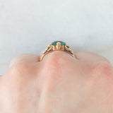 Anillo vintage de oro amarillo de 14 quilates con piedra verde y decoraciones florales y geométricas, años 50/60.