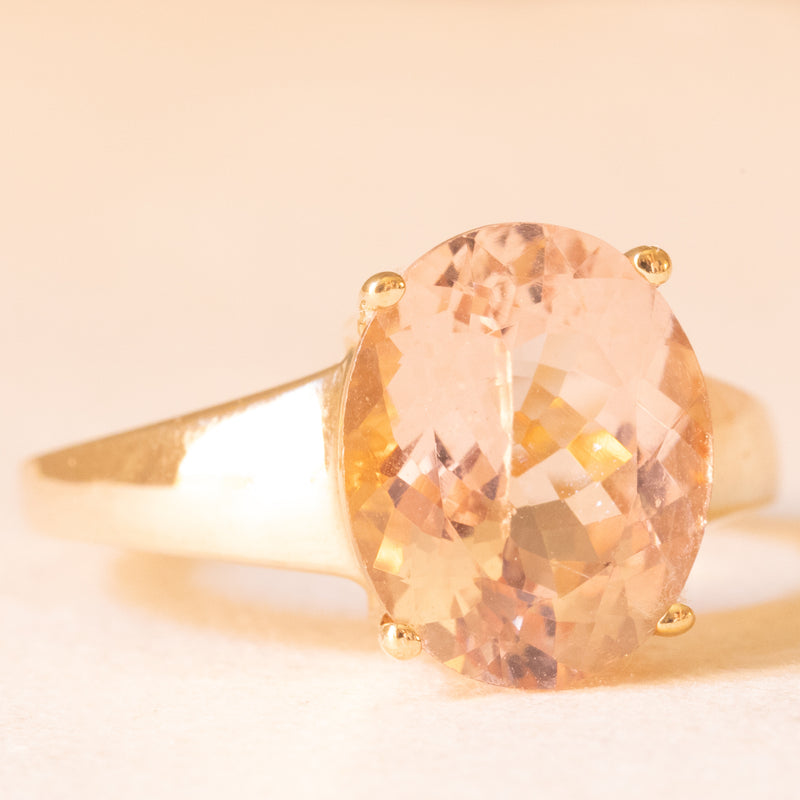 Anello in oro giallo 9K con morganite (4ct ca.), anni ‘80