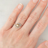 Anello tourbillion antico francese in oro giallo 18K con perla bianca e diamanti di taglio rosetta, anni ‘30