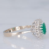 Anello a margherita vintage in oro bianco 14K con smeraldo (0.40ct ca.) e diamanti di taglio brillante (0.20ctw ca.), anni ‘80