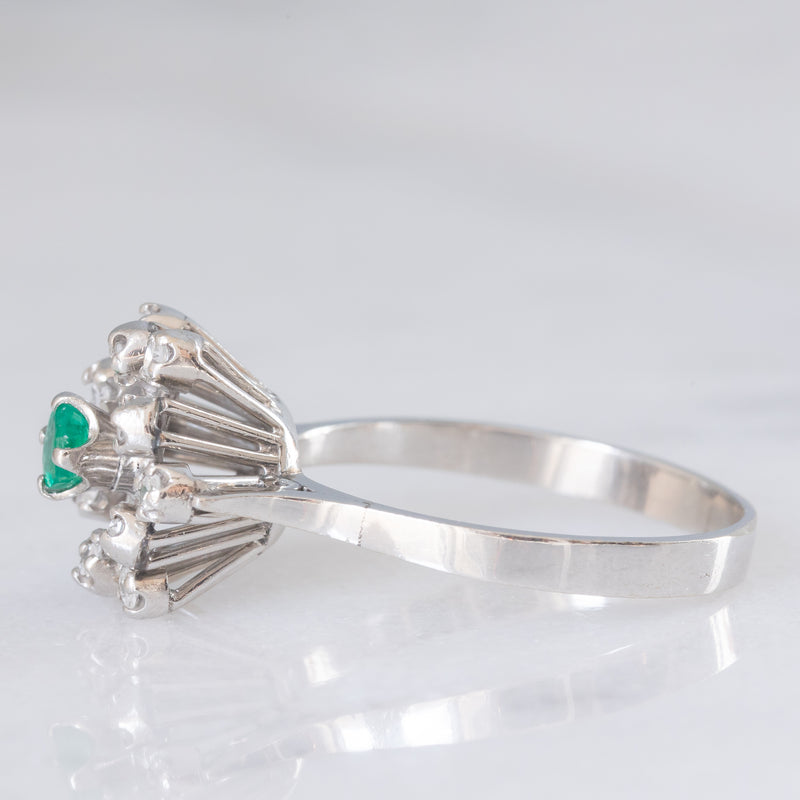 Anello a fiocco di neve in oro bianco 14K con smeraldo (0.13ct ca.) e diamanti (0.24ctw ca.), anni ‘70