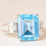 Anel de coquetel vintage em ouro branco 18K com topázio azul (aprox. 8.50 ct) e diamantes lapidação baguete (aprox. 0.80 ctw), década de 80