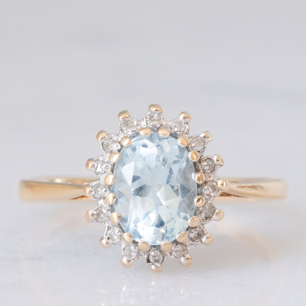 Anello a margherita vintage in oro giallo e bianco 9K con topazio azzurro (1.60ct ca.) e diamanti (0.16ctw ca.), anni ‘80