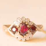 Vintage-Ring aus 9-karätigem Gelb- und Weißgold mit Granaten (ca. 0.70 ctw) und Diamanten, 60er Jahre