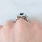 Anello ballerina vintage in oro bianco 18K con zaffiro (1.30ct ca.) e diamanti di taglio brillante e di taglio baguette (1ctw ca.), anni ‘70/‘80